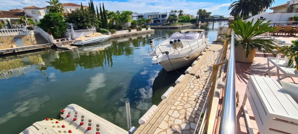 Exceptional villa on Grand Canal - heated pool - 3