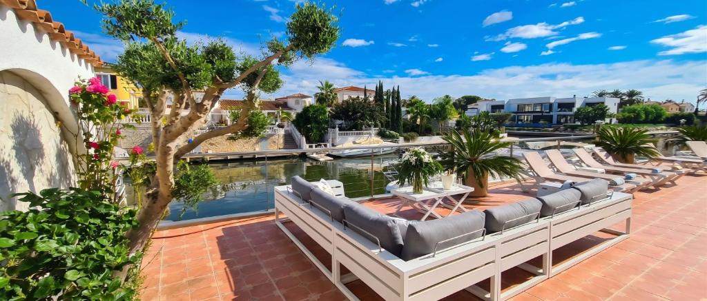 Exceptional villa on Grand Canal - heated pool - 5