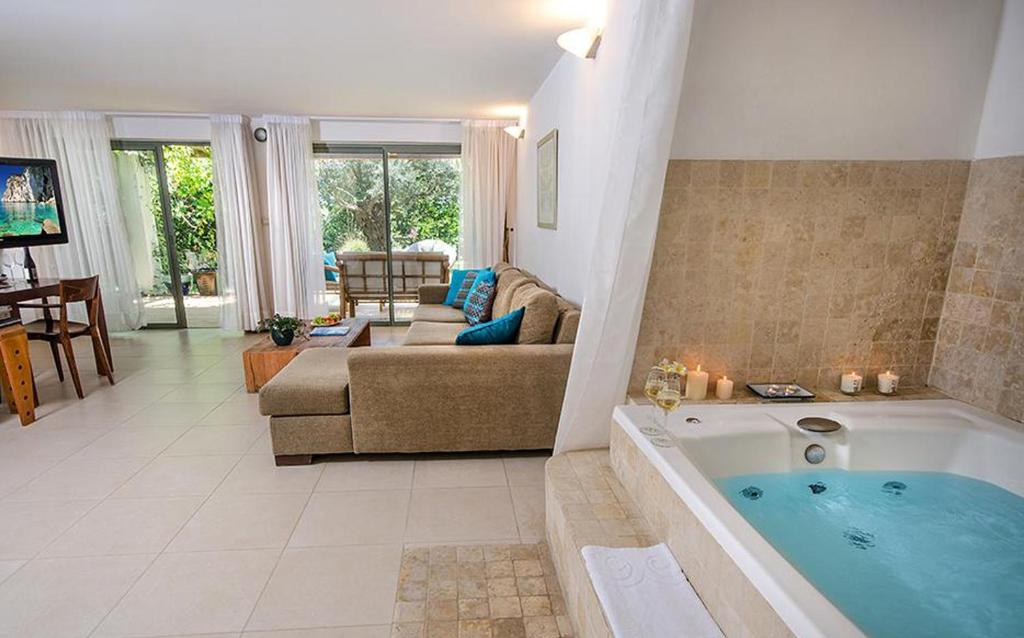 Hot tub, Above the Sea in Haifa
