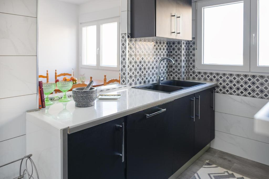 Salimar Apartment - Sea & Salt Lake Views - 250m to the Beach - 4