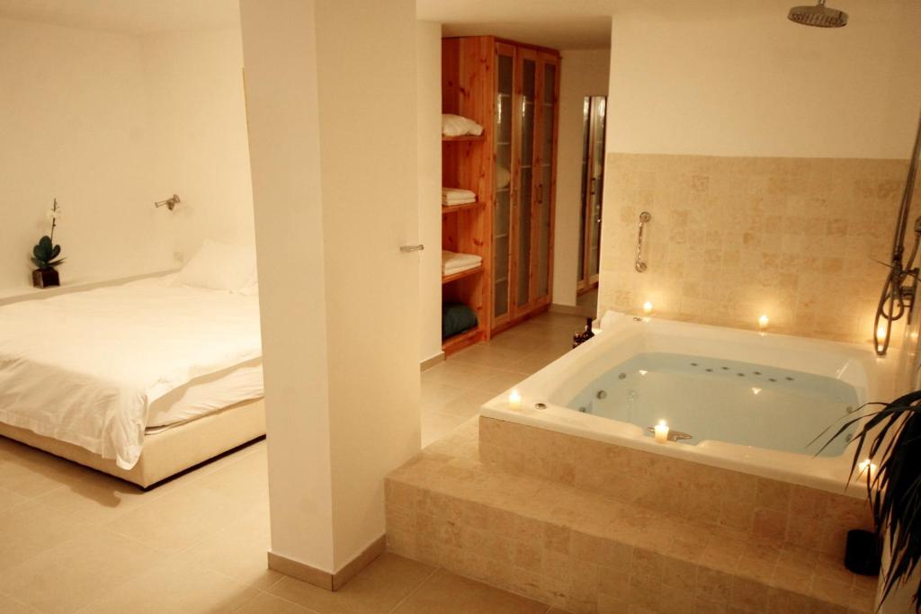 Hot tub, Above the Sea in Haifa