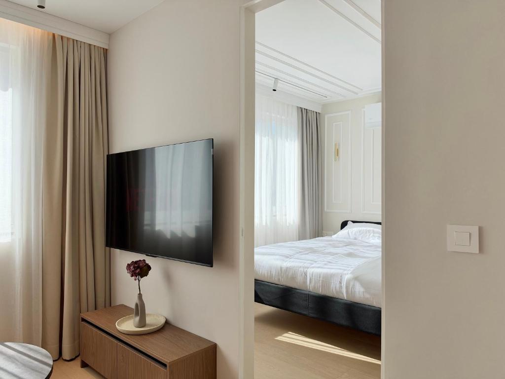 Brand New - Stylish Old Town Apartment - 5