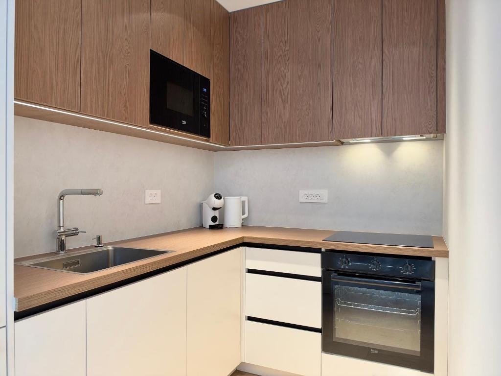 Brand New - Stylish Old Town Apartment - 4