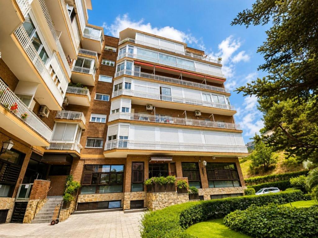 Spacious Madrid Apartment with Garden - 1