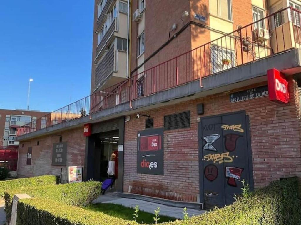 Stay in Quiet Madrid Area - 5