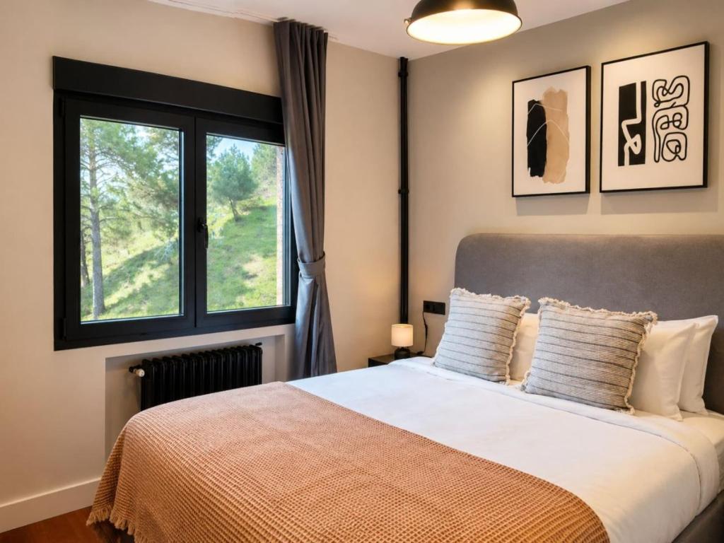 Spacious Madrid Apartment with Garden - 4