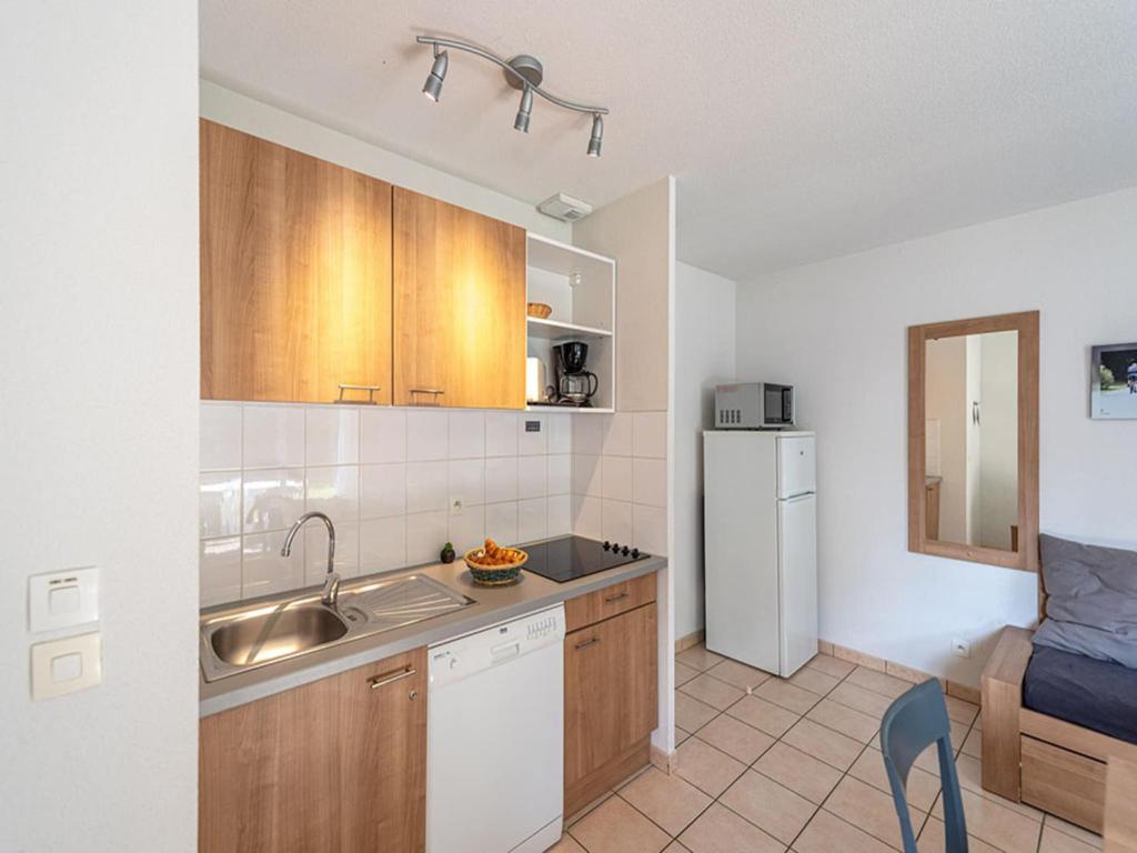 5-Guest Cottage with Terrace in Loire - 2