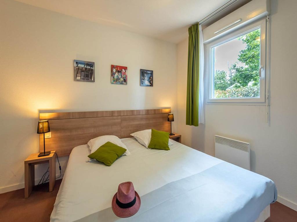 5-Guest Cottage with Terrace in Loire - 3