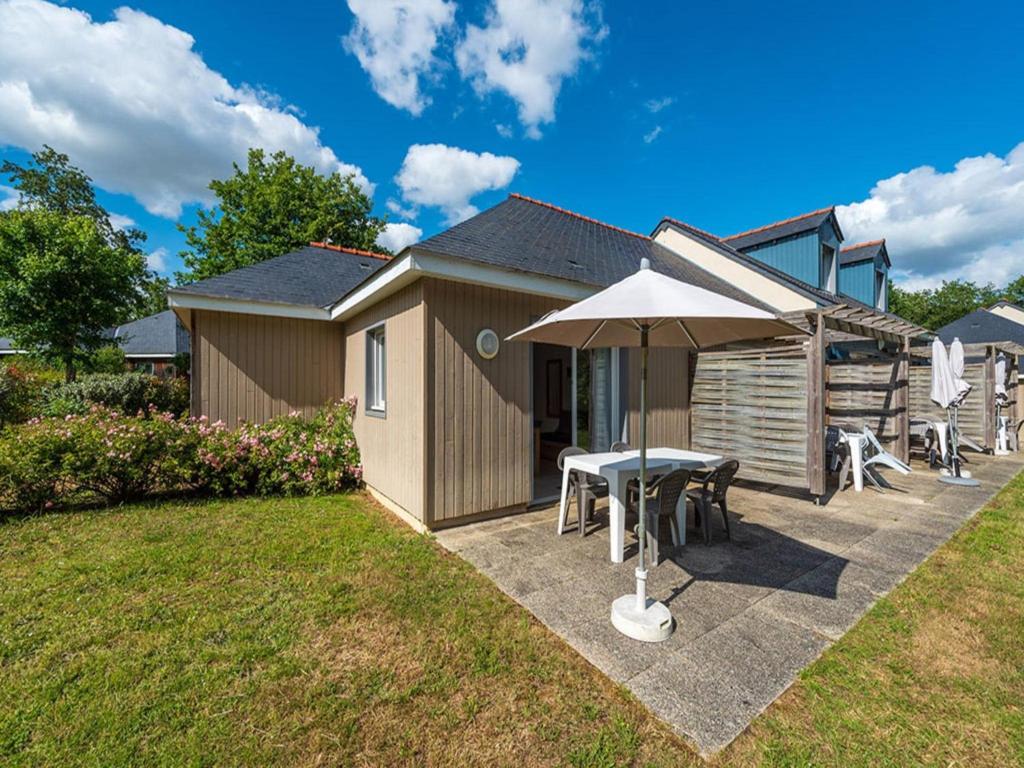 5-Guest Cottage with Terrace in Loire - 5