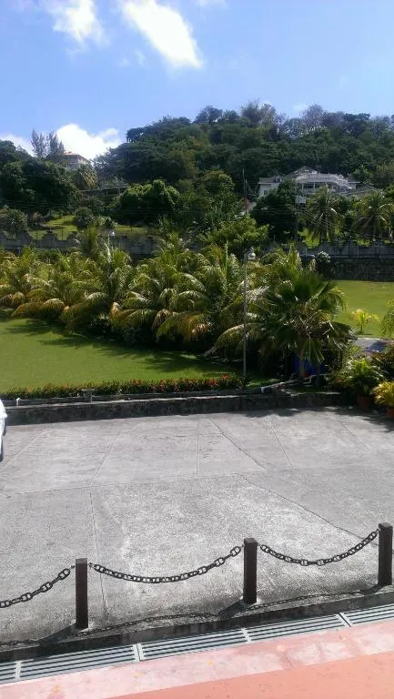 Paradise Beach Hotel, hotel in Kingstown