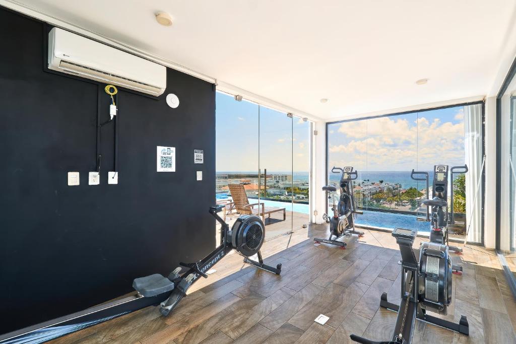 2 Bdrm Ocean View Private Pool Heart Of Town - 2