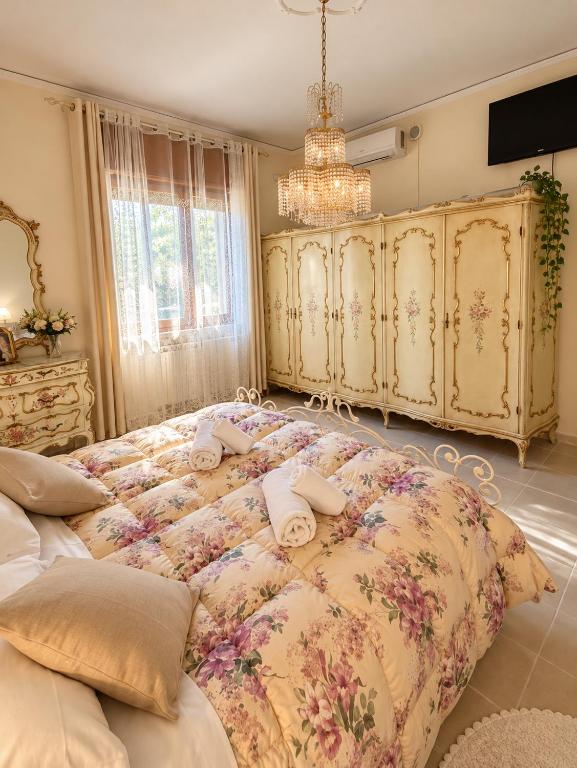 Venetian Style Apartments in Villa - 5