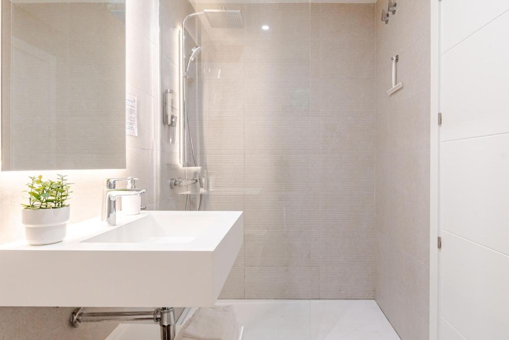 Bahia Golf-View Apartment with Private Garden, Pool & Sauna - 3