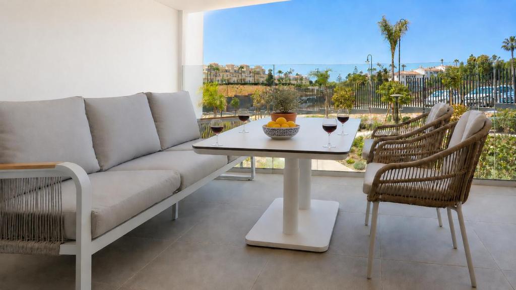 Stylish apartment with access to pool, gym & padel - 4