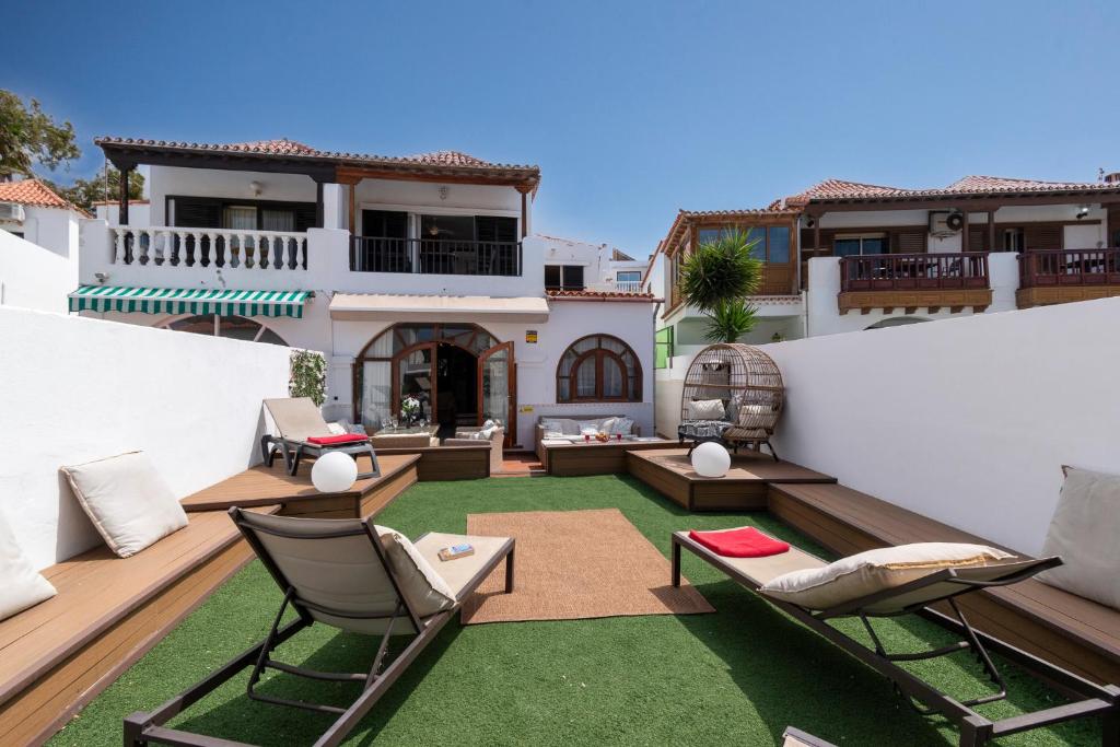 Central 6 Bedroom Villa Communal Heated Pool - 2