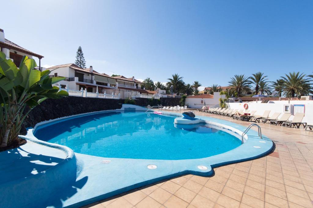 Central 6 Bedroom Villa Communal Heated Pool - 3
