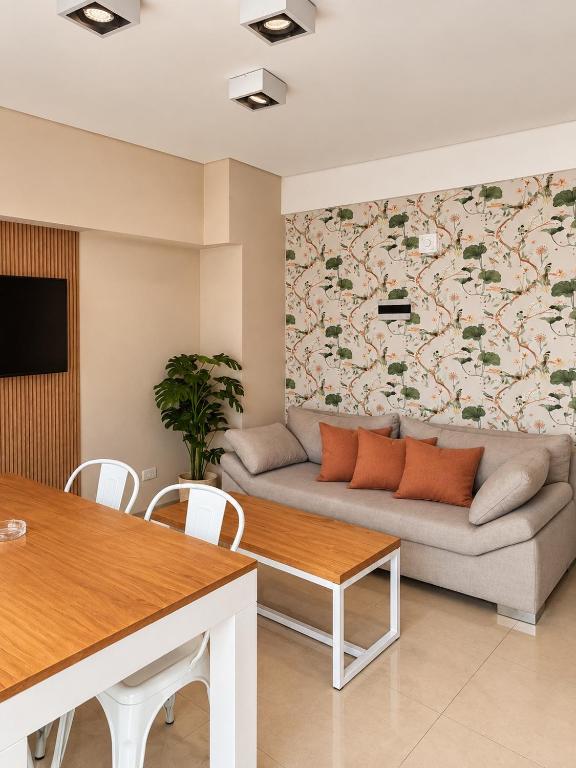 Bright duplex overlooking pools and park - 1
