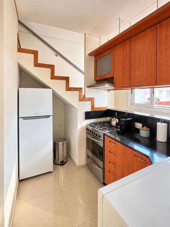 Bright duplex overlooking pools and park - 5