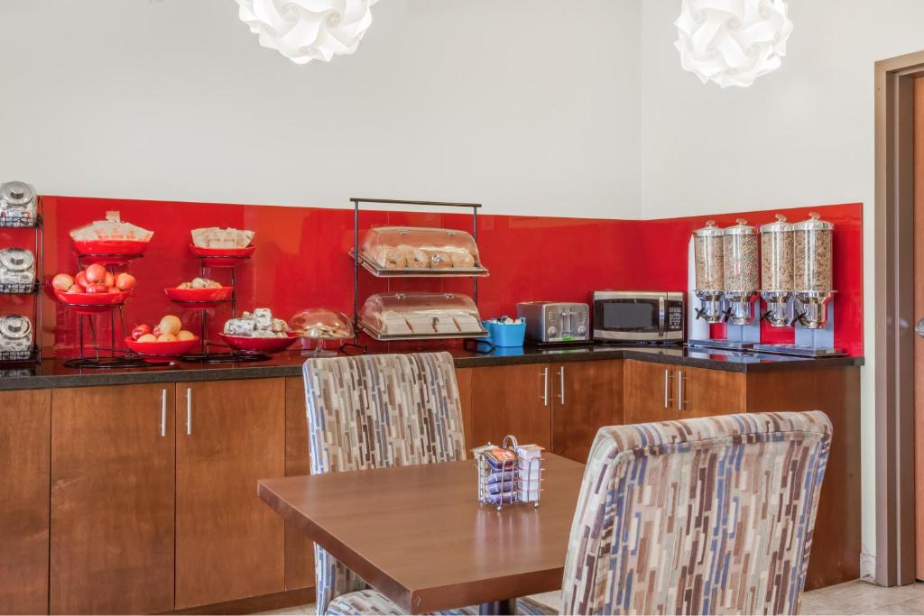 Ramada By Wyndham Carlyle Photo 44