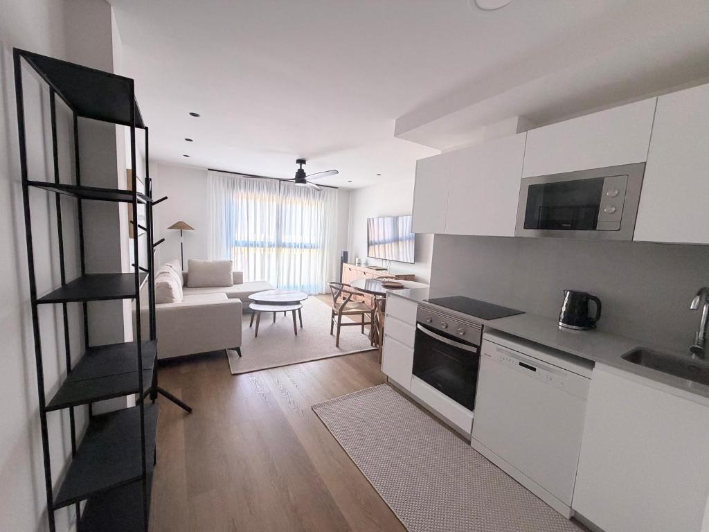 New Spacious 2BR Apartment - Las Canteras Beach - Side Sea View - 2 Bathrooms - AC - Parking - 4