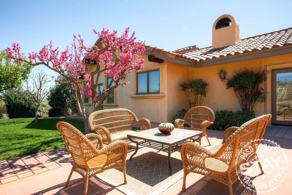 Vacation Rentals and Holiday homes in Linne, USA price from 8