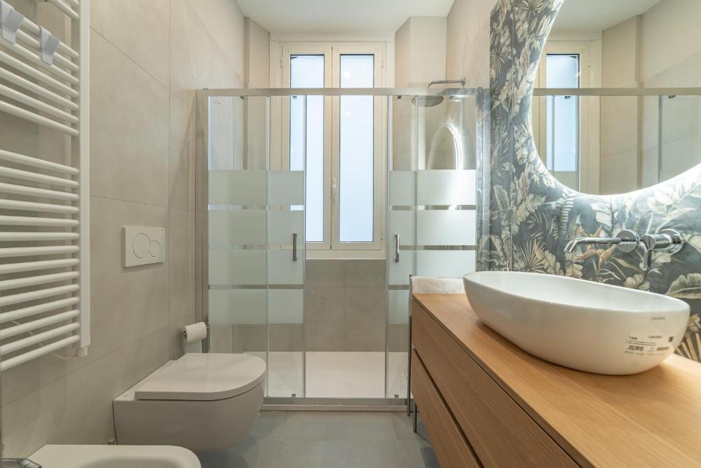 5' from Central Station, with 2 Bedrooms - 5