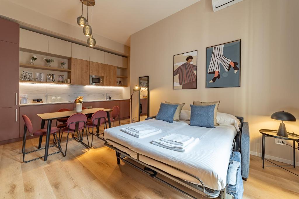 5' from Central Station, with 2 Bedrooms - 4