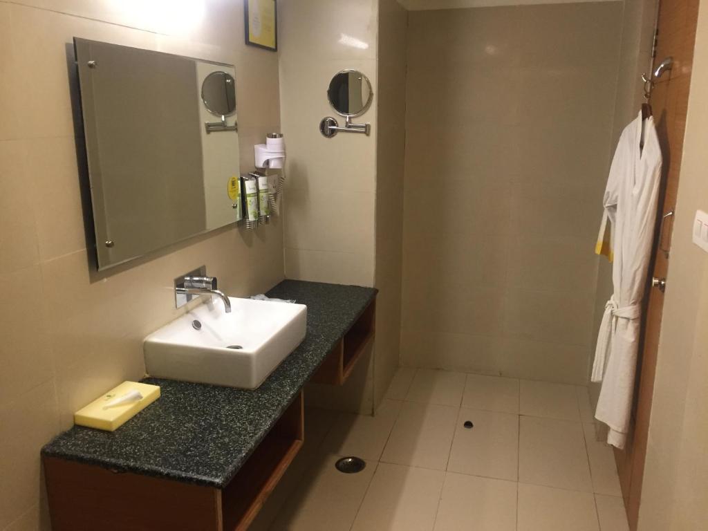 Lemon Tree Hotel Dehradun photo