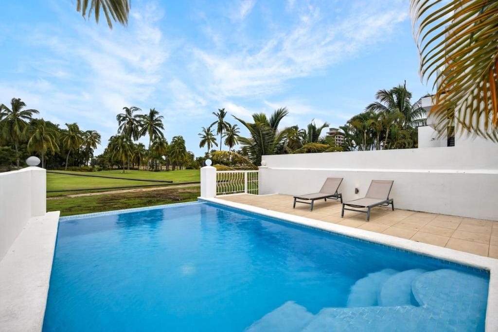 Residencia con alberca y vista al campo de golf - 1