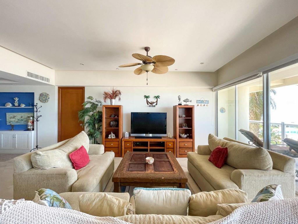 Oceanfront 3BR Condo with Pools & Beach #202 - 5