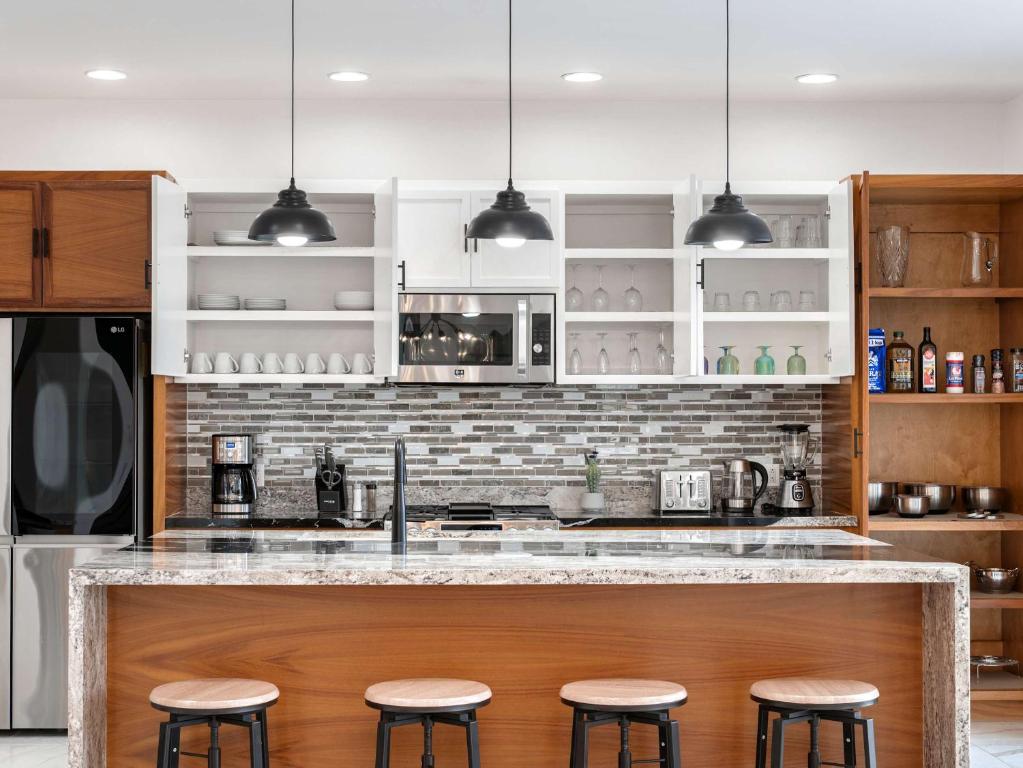 Elegant 6BR Oasis with Ocean Views Pool & Golf - 5