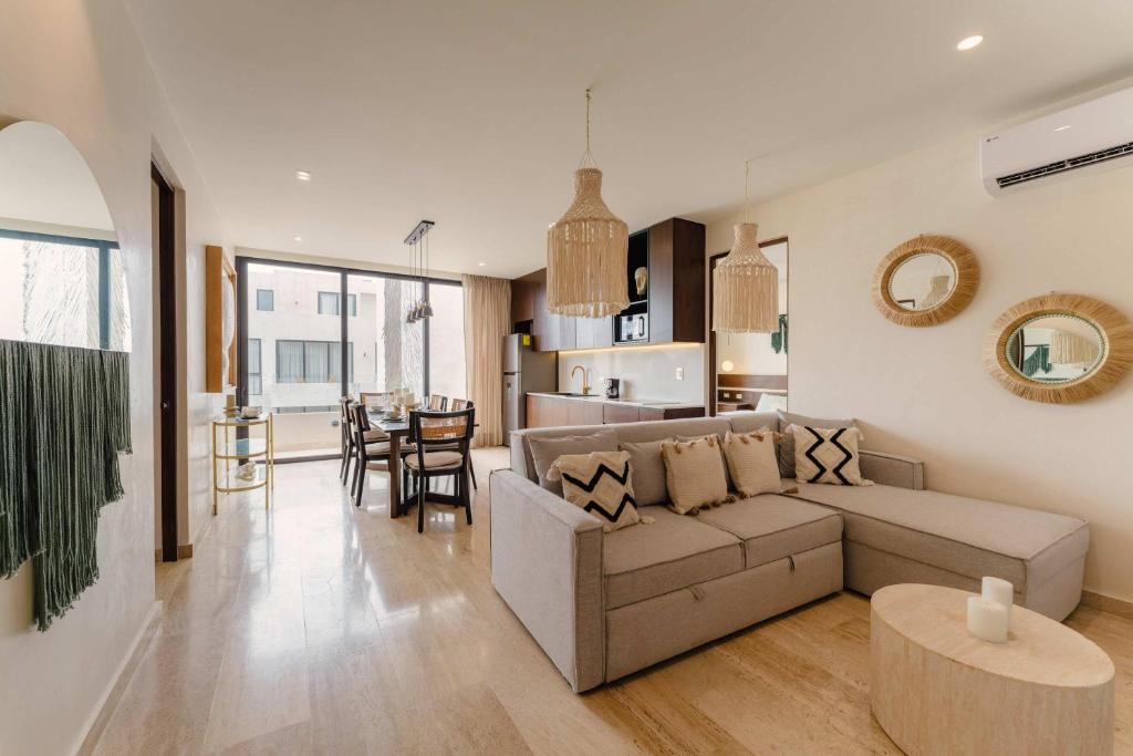 Elegant 3BR Penthouse with Private Rooftop Pool - 2