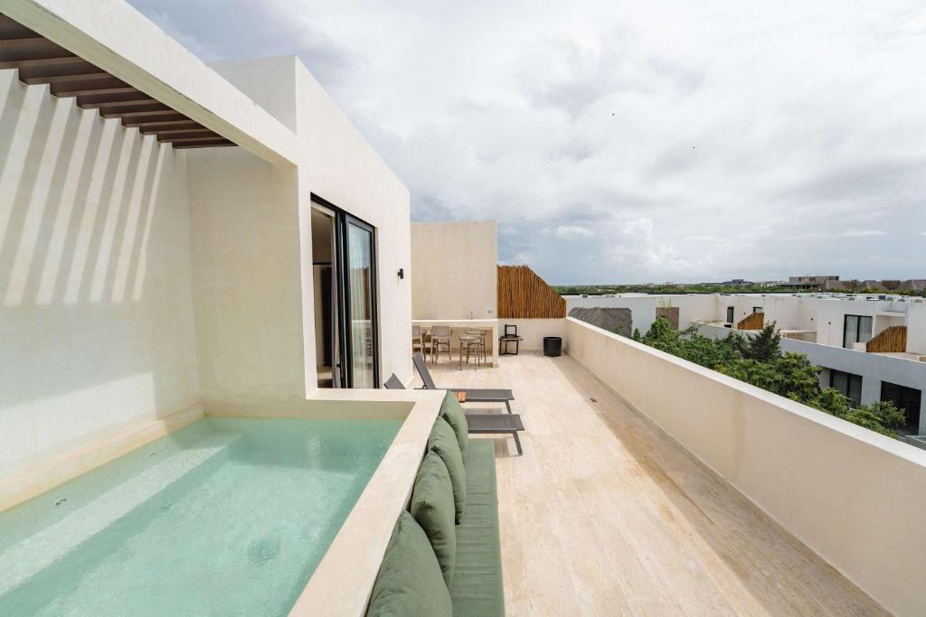 Elegant 3BR Penthouse with Private Rooftop Pool - 1