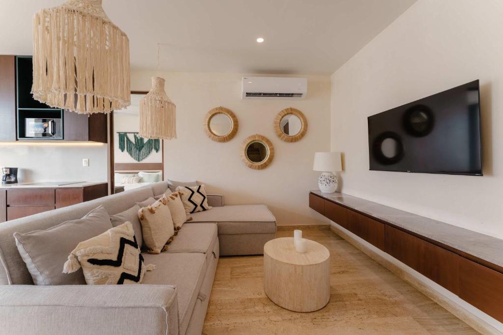 Elegant 3BR Penthouse with Private Rooftop Pool - 3