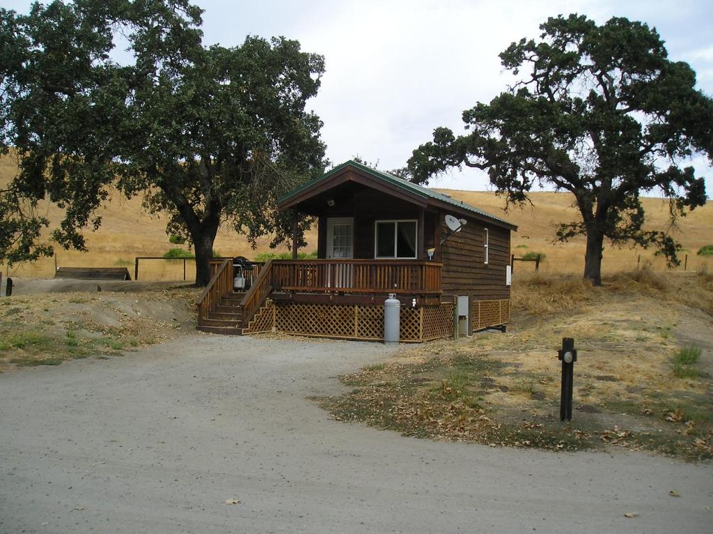San Benito Camping Resort One-Bedroom Cabin 8 — Hotel in Paicines