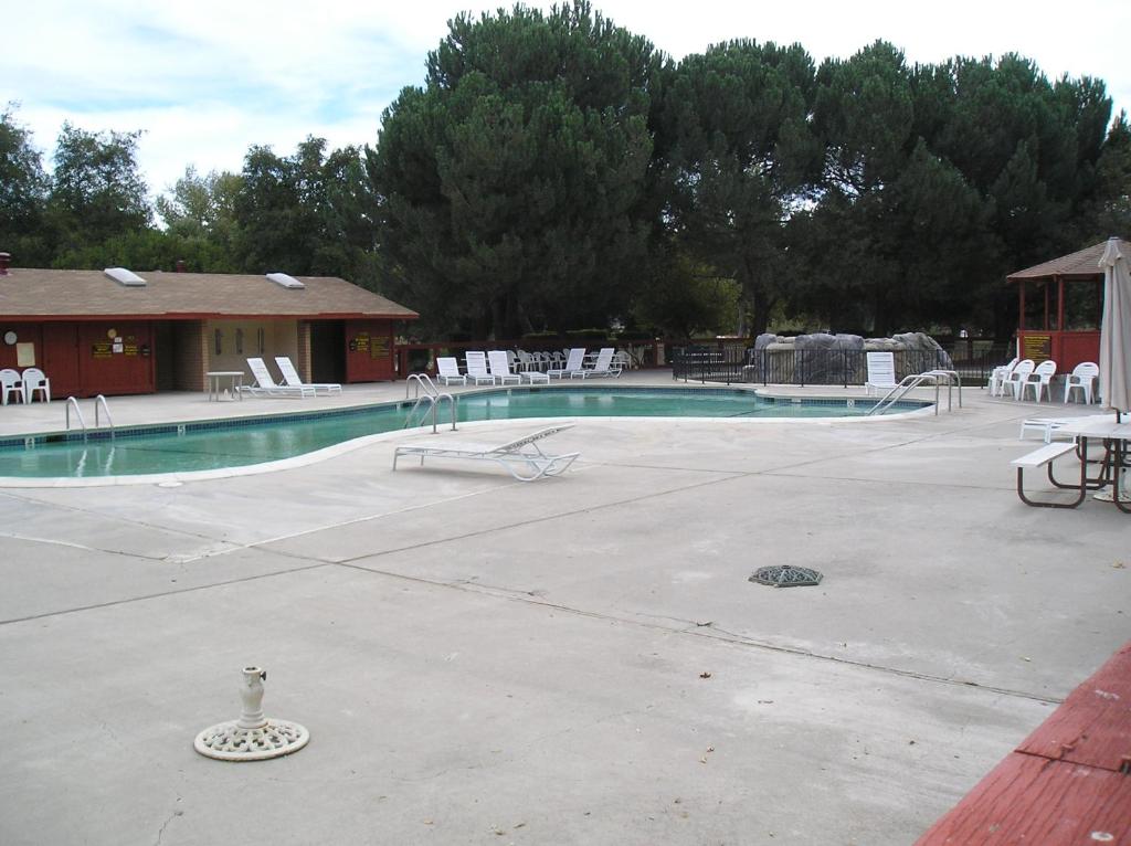 San Benito Camping Resort One-Bedroom Cabin 8 photo