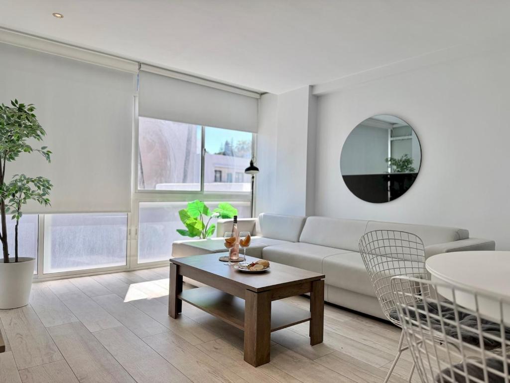 Cozy Beachside Escape for Two in La Carihuela - 1