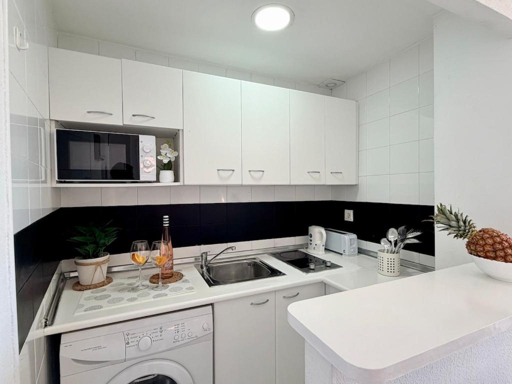 Sea View 2BR Apartment with Pool and Terrace - 5