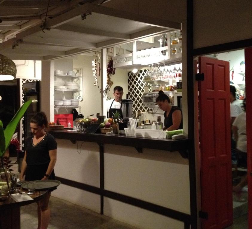 Restaurant, Bajo el Arbol B&B in Santa Teresa