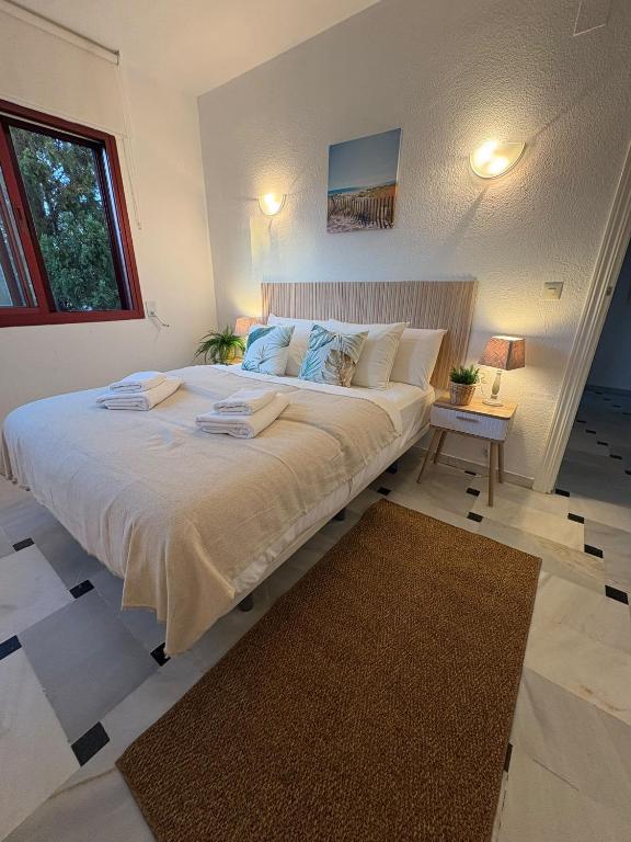 Riviera del Sol Seafront Apartment with Sea View, Terrace, Pool - 4