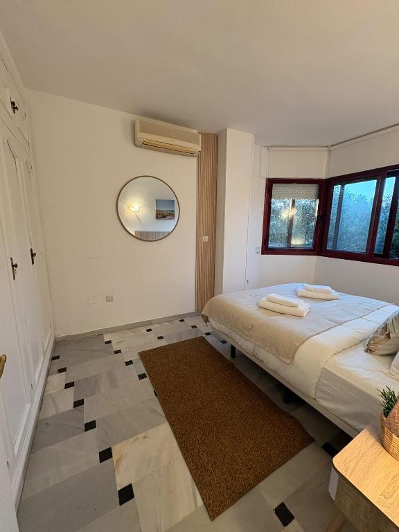 Riviera del Sol Seafront Apartment with Sea View, Terrace, Pool - 5