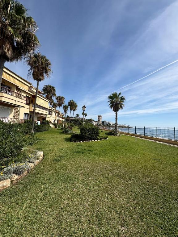 Riviera del Sol Seafront Apartment with Sea View, Terrace, Pool - 2
