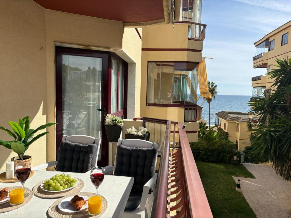 Riviera del Sol Seafront Apartment with Sea View, Terrace, Pool - 3