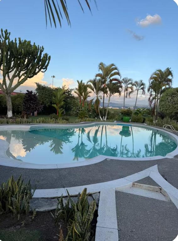 Finca en pereira con piscina y cancha de futbol - 5