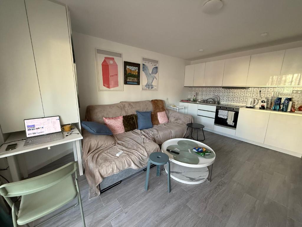 2bed apt close to torremolinos station and beach - 4