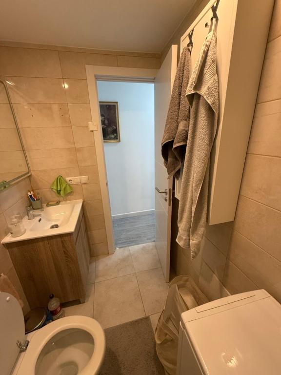 2bed apt close to torremolinos station and beach - 5