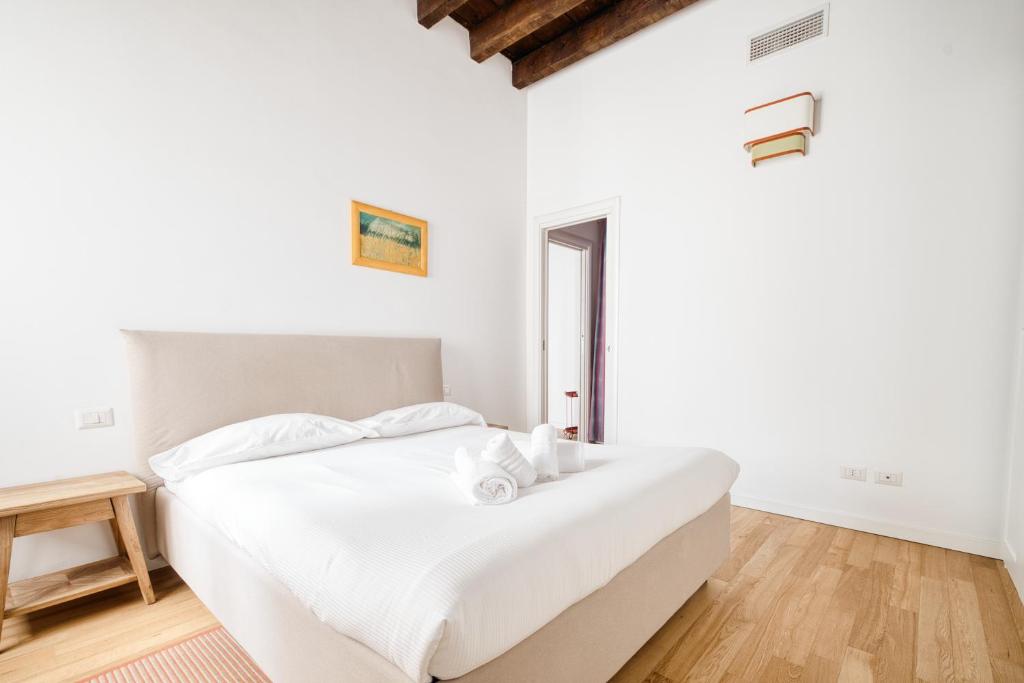 Porta Venezia Bright Quiet Milanese Home - 3