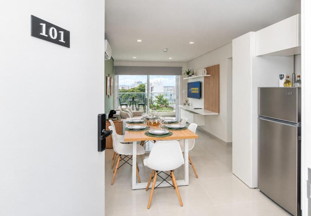 First Living 2BR with Pool Gym & Fast WiFi - 2