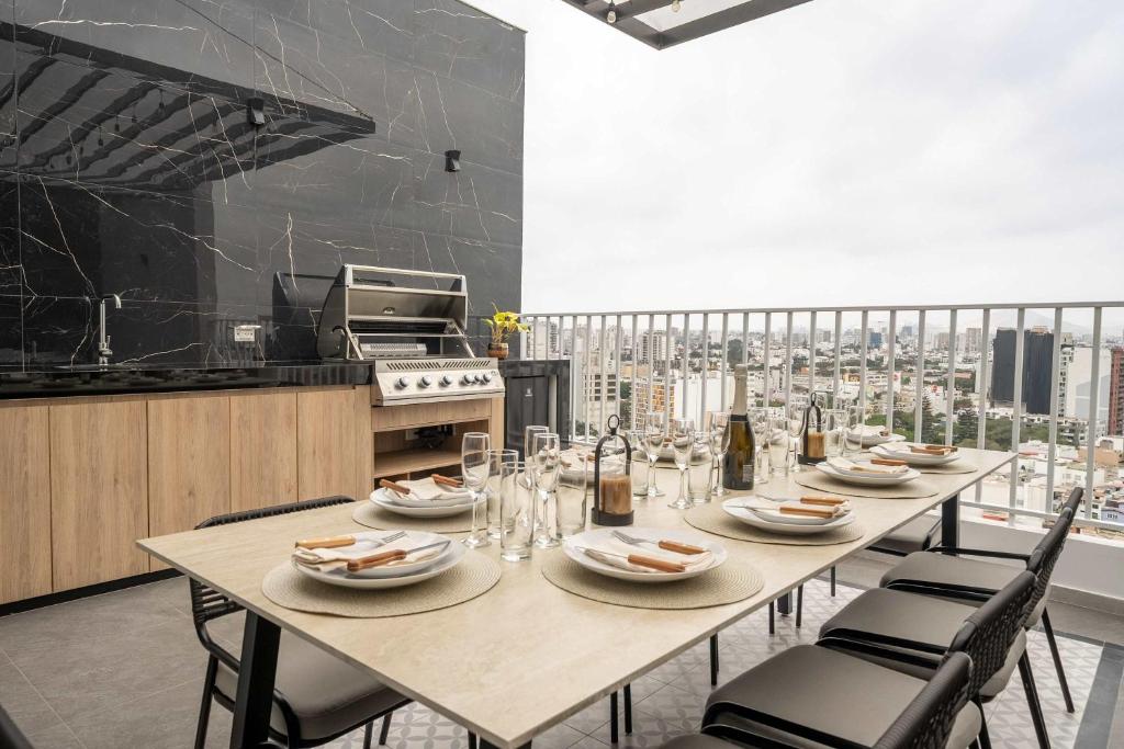 Premium 1BR in Miraflores Balcony & Rooftop - 3