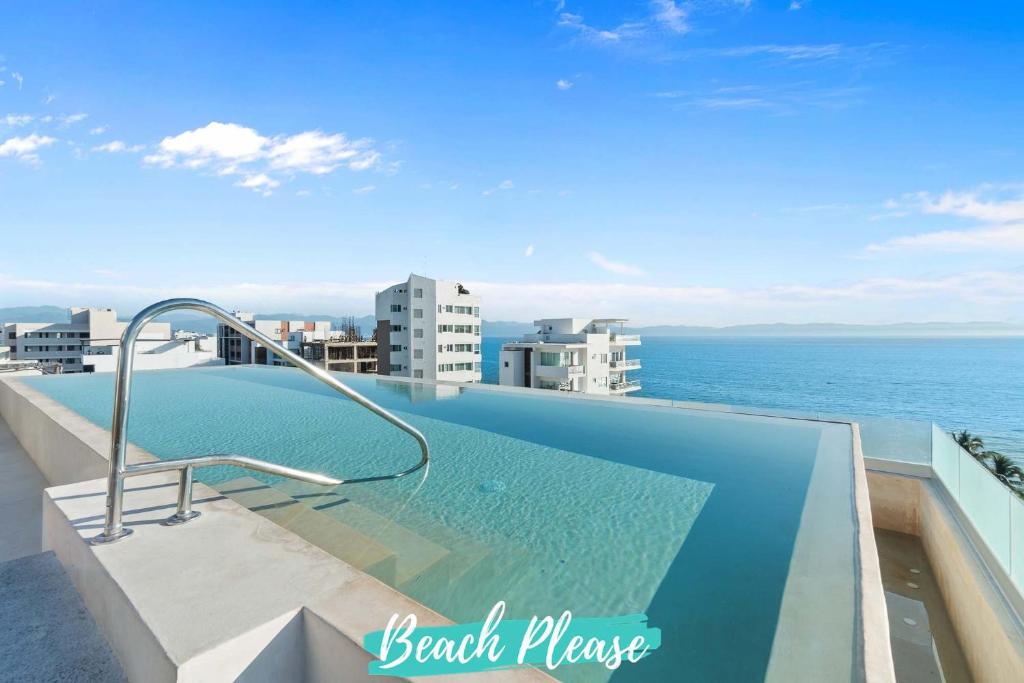 Marsala - 2 Blocks to Beach with Rooftop Pool - 1